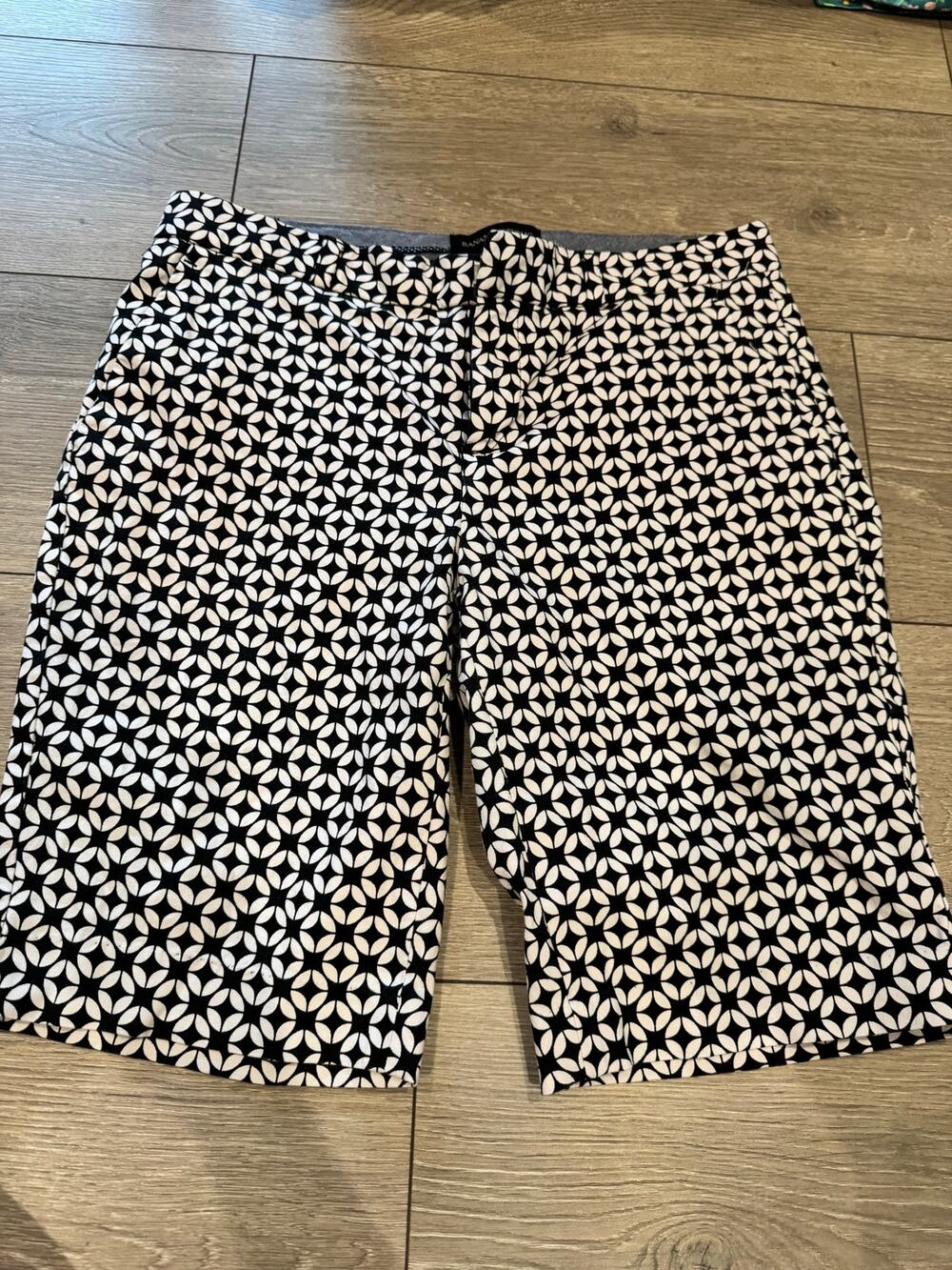 Banana Republic Bermuda Shorts Womens Size 0 Black White Geometric Print Stretch